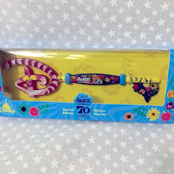 Disney Alice in Wonderland 70th Anniversary key - Picture 1 of 3